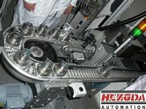 柔性鏈輸送線在醫(yī)藥、機械零件、食品和飲料工業(yè)中的應(yīng)用是什么？